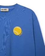 Bluza damska MOMU, niebieska, żółty haft piłeczki — zbliżenie haftu