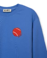 Bluza męska MOMU, niebieska, czerwony haft piłeczki — zbliżenie haftu